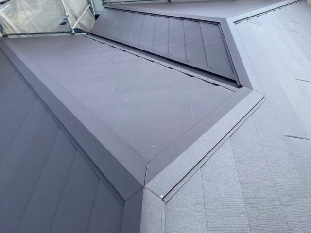 播磨町でスーパーガルテクトの屋根に設置された棟板金